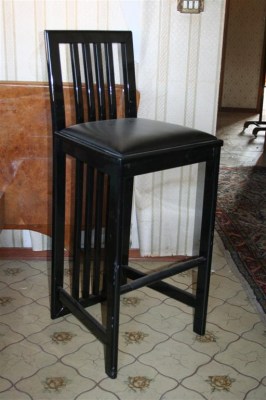 Sgabelli in legno neri a doghe